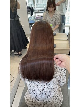 赤味ブラウンで艶めく美髪矯正
