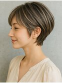 白髪ぼかしハイライト マッシュショート 刈り上げ 40代