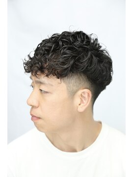 カーウォッシュバーバー(CARWASH BARBER) ナチュラルフェードスペインカールスタイル