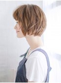 外ハネがポイントのショートスタイル