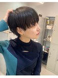 前髪長めの黒髪マッシュショート