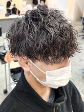 《波巻きスパイラルパーマでしか出せない質感が◎》より柔らかい質感で、ナチュラルな印象に＊[メンズ]