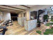 緑いっぱいの明るい店内でおまちしております