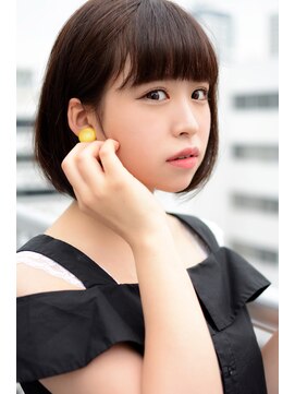 ノイン(noine) [noine : saito] 黄色いピアス＆ショート耳かけボブ