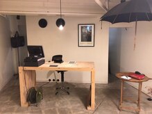 アールイー(R.E)の雰囲気（ライティングで店内を照らし、温かみを演出。）