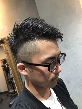 ヘアーシグネチャー(Hair Signature) ややパンチの効いた2ブロックフェードスタイル