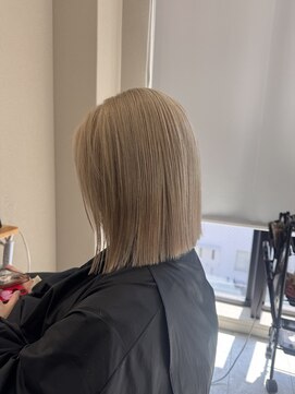 シカ 神戸三宮元町店(Cica) ミルクティー ホワイトベージュ ブリーチ ハイトーン ボブ 三宮