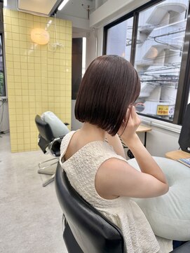 ヒビヲ(HIBIO) ショートボブ切りっぱなしボブタッセルボブリタッチカラー横浜