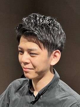 ビーダンディー(Bee dandy) ビジネスカジュアル 黒髪ツーブロックショート 束感アップバング