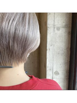 ヘアーアンドメイク ファット(Hair&Make PHAT) 丸みショートボブホワイトシルバー10代20代