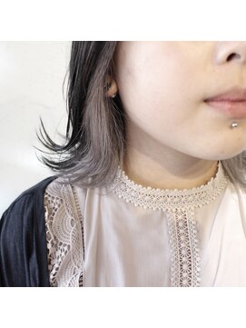 デコヘアーフラッペ(DECO HAIR frappe) 白っぽいグレージュのインナーカラー