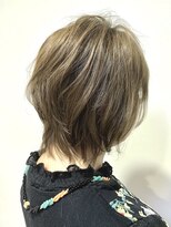 ピアリ(Peri)&nbsp;動きのあるレイヤーボブスタイル