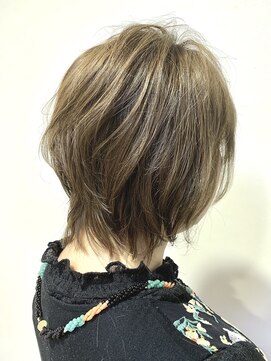 ピアリ(Peri) 動きのあるレイヤーボブスタイル