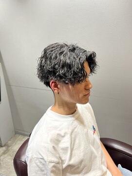 リレーションメンズヘアー(RELATION MEN'S HAIR) センターパート波巻パーマ／ニュアンスパーマ／ダークアッシュ