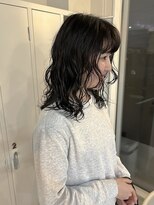 アワイ(awai)&nbsp;黒髪ミディアムパーマスタイル