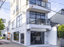 ソードリーフ ヘアーアンドスパ 鶴見店(swordlief hair&spa)の雰囲気（夕方になると大きな窓から木漏れ日が…）