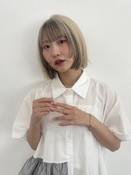 リア(Lia by KENJE) 切りっぱなしボブ×ミルクティーアウターカラー