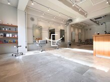 エマ 経堂(EMMA)の雰囲気（開放的でリラックスできるくつろぎの空間。清潔感のある店内）