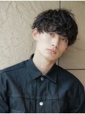 スーツ短髪ツーブロック束感モテる黒髪シークレットパーマ流行