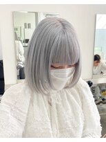 ジーナ オモテサンドウ(XENA)&nbsp;ホワイトカラー×シルバーカラー×ハイトーンボブ×ケアブリーチ