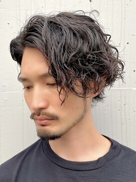 大人の波巻きスパイラルパーマミディアムロングメンズカットヘア