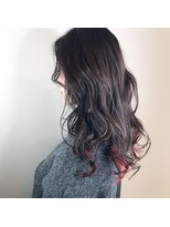 リアン(Lien) ロングウェーブにインナーカラー サーモンピンクでお洒落カラー