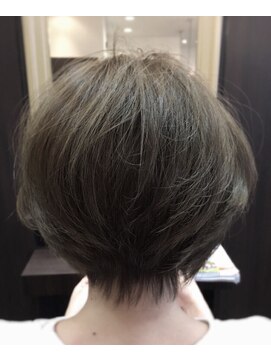 ピカデリーパーク プラチナ&サファイアアッシュショートボブ