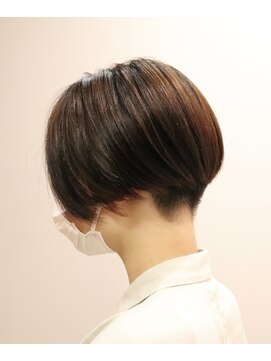 ウィスカーヘアー(whisker hair) 刈り上げハンサムショート　アッシュベージュ
