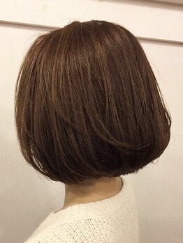 カタチHAIRのオーダーメイドカラーで白髪をもっとお洒落に。プライベート空間で静かに過ごせるのも嬉しい。