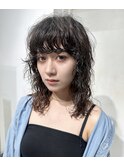 顔まわりウルフパーマ前髪ありレイヤーカットこなれミディ
