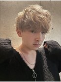 メンズミルクティーベージュツーブロックマッシュパーマ流行