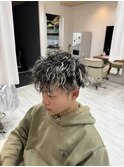 メンズホワイトメッシュブリーチツイストスパイラルパーマ
