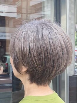 従来の白髪染めではなく、全体を明るくしながらも、ダメージを最小限に抑えたカラーで白髪を活かす◇