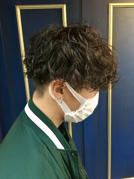 エレナ(elena) スパイラルパーマセンターパートサイドパートニュアンスマッシュ