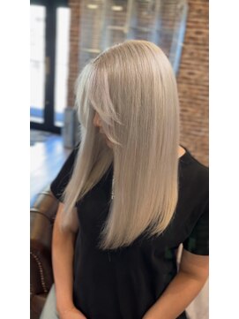 ジェニファー(Jennifer) 圧倒的透明感】ホワイトカラー