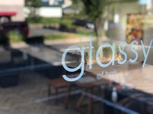 グラッシーオブヘアー(glassy of hair)の雰囲気（大通り沿いにふと現れる木調デザインのプライベートサロン。）