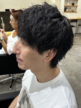 ヒュイル バイ ニアウ(Hwyl by Niau) メンズマッシュパーマニュアンスパーマスパイラルパーマ刈り上げ