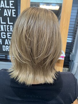 アッタニコ(atta2co) ブリーチ 外ハネボブ ミルクティー ブロンド ヘージュ レイヤー