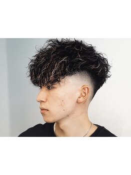 メンズショートヘアに最適な《スペインカール》で、清潔感を出しつつ、外国人風の柔らかいパーマの質感に＊