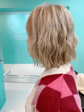 ユー イケブクロ(u Ikebukuro) ホワイトブロンド/ウェーブミディアム/似合わせカット/ブリーチ