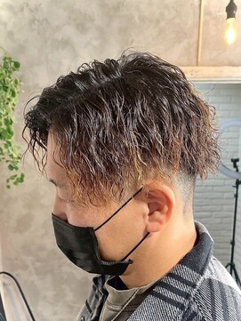 ハーシーバイアポロ 相模大野(HERSHE by apollo) MEN’S HAIR/ブルーブラック/フェザーパーマ/ハイライト