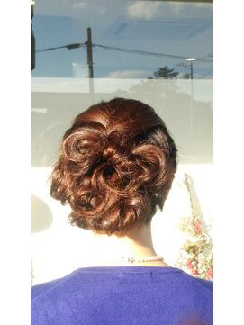 レゴリス プレミア ヘアー(REGOLITH PREMIER HAIR) 大きなリボンと編み込みスタイル