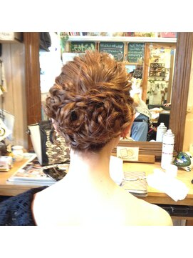 ブリキ(BLIK) 三つ編みして後ろでお団子風
