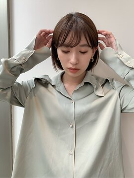 フィル 横浜(fil) ふわふわ_カーキグレージュフェザーバングマッシュショートボブ