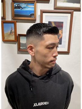 カムレイドフォーライフ(COMRADE 4 LIFE) 担当西村　分け目をつけないフェードスタイル