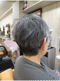 大人女性に◎シルエット重視のグレイヘアショート