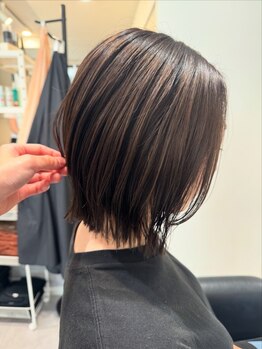 ガーベラ(gerbera)の写真/脱!白髪染め☆ハイライトと白髪染めを駆使し、品良く白髪ぼかしを…。艶感のある上品な大人髪へと導く。