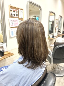 ヘアアンドメイク 心座(hair&make) 白髪ぼかしハイライト×大人くびれミディ