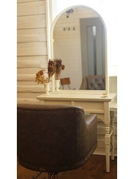 レボアアトレ(Revoir atre)の写真/アンティーク調の店内とこだわりの家具。写真を撮りたくなるような店内で充実したサロンタイムを♪