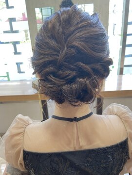 ヴィサージュクルー(VISAGE crew) 華やかなシニヨンセットデザイン!